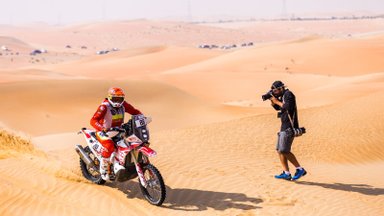 Lietuviai Abu Dabyje nenusileido varžovams: antra vieta ir kelialapiai į Dakarą