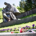 Сотни людей пришли на Антакальнисское кладбище в Вильнюсе в годовщину Победы