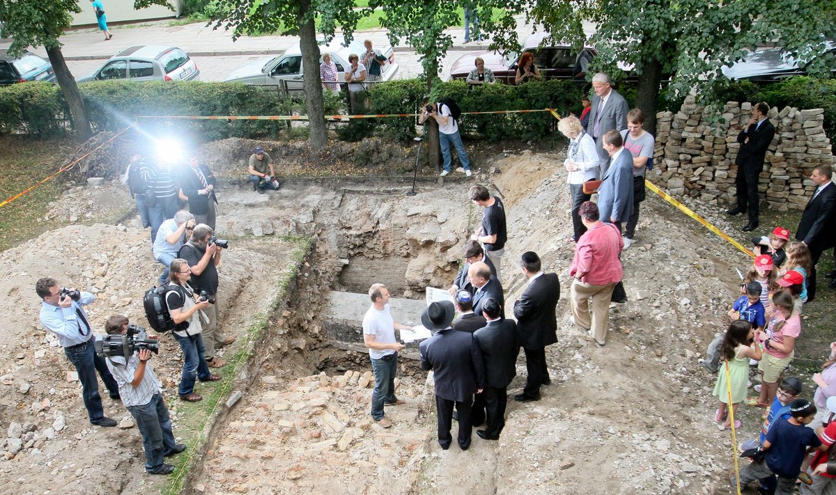 Unearthed fragments of Vilnius Great Synagogue