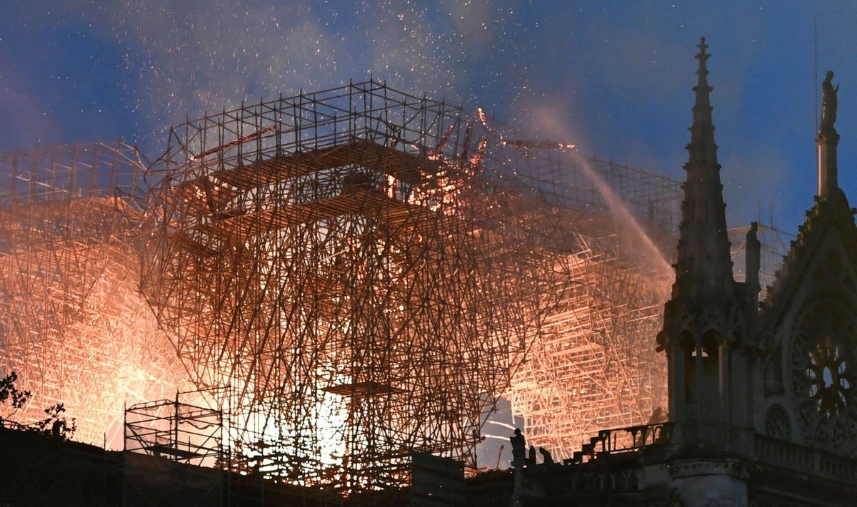 Paryžiuje Dievo Motinos katedros pagrindinę dalį pavyko apsaugoti, sako ugniagesiai