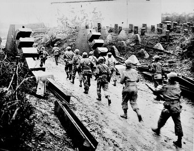 JAV kariai kerta Zygfrido liniją ir žengia į Vokietiją