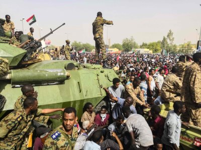 Sudane įvykdytas perversmas, prezidentą nuvertė kariuomenė