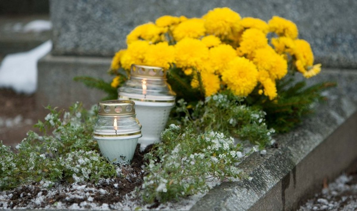 Vėlinės, laiduotuvės, kapas, kapinės, gėlės, žvakės