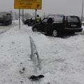 „Volvo“ Vilniuje nulaužė stulpą, vairuotoja ir pusantrų metų mergytė išvežtos į ligoninę