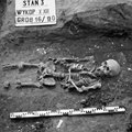 Lenkijoje archeologai vienuolyno teritorijoje atkasė neįprastos formos vyro skeletą: tokios kapavietės čia aptikti nesitikėjo