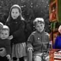 Karališkoji šeima dalijasi kalėdinėmis atvirutėmis: jaukios akimirkos su vaikais ištirpdė internautų širdis