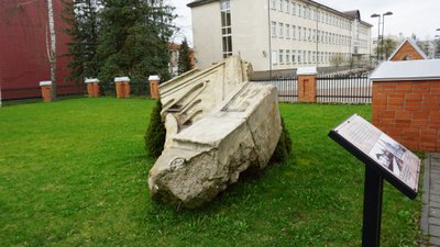 Kaišiadorys, nuverstų senųjų šventoriaus vartų fragmentas
