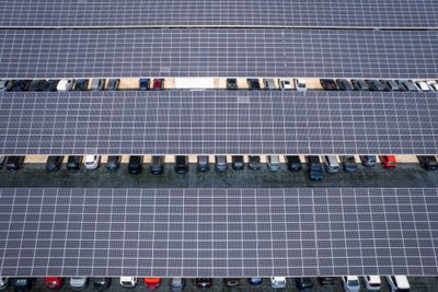Saulės kolektoriai virš automobilių stovėjimo aikštelės