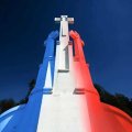Trijų kryžių kalnas nušvito Prancūzijos vėliavos spalvomis