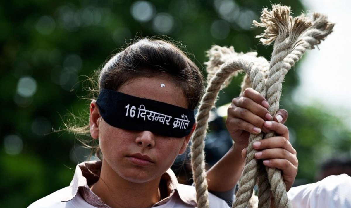 Protestuotoja dėl  žaginimų Indijoje