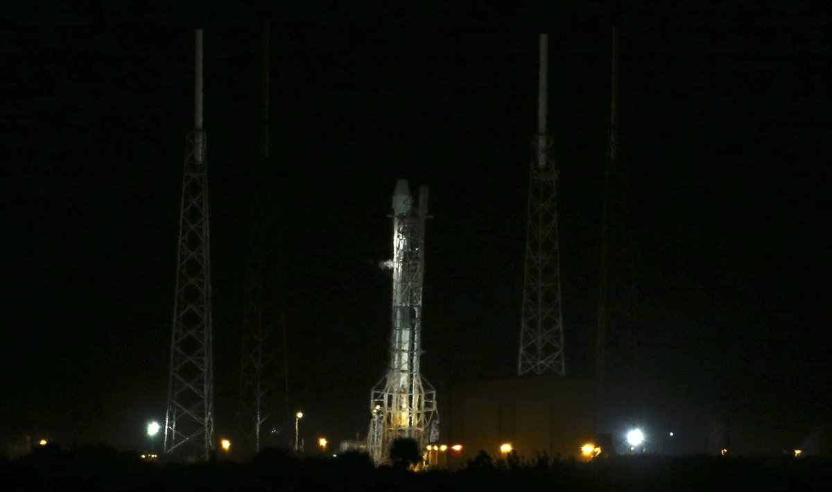 "SpaceX" raketa "Falcon 9" paruošta skrydžiui