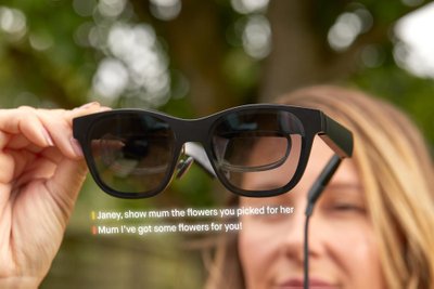 XRAI Glass akiniai realiu laiku transkribuoja pokalbius
