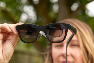 XRAI Glass akiniai realiu laiku transkribuoja pokalbius