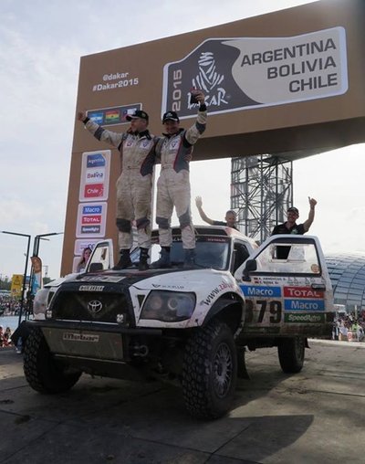 Antanas Juknevičius ir Edvardas Duoba Dakaro ralio finišo podiume