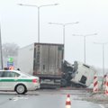 Vilniuje vilkikas rėžėsi į atitvarus, dėl avarijos aplinkkelyje uždarytas eismas