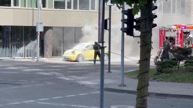 Vilniuje netoli Seimo užsidegė automobilis