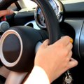 Prie „Peugeot“ vairo sėdusi mergina pralėkė su vėjeliu: vairuotojo pažymėjimą teks perlaikyti