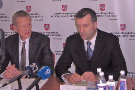 Aplinkos ministras Gediminas Kazlauskas bei kancleris Robertas Klovas (dešinėje) pristato naują leidimų išdavimo sistemą