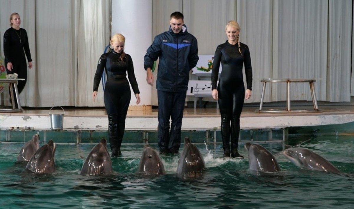 Vaida Genytė (kairėje) ir Rūta Ščiogolevaitė renginyje su delfinais.