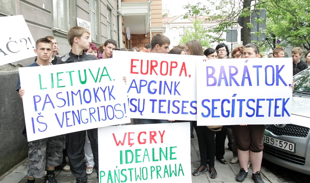 Lietuvos lenkų sąjungos protesto akcija prie Vengrijos ambasados