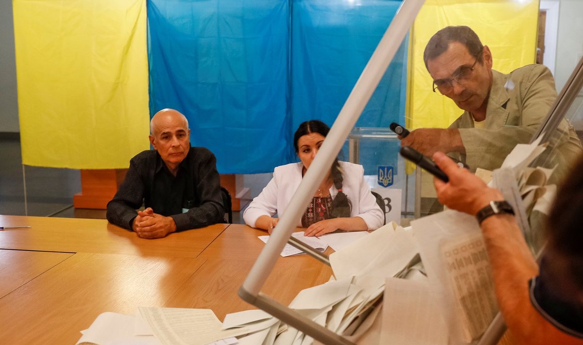 Ukraina skaičiuoja rinkimų į Aukščiausiąją Radą rezultatus 