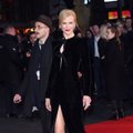 Ant raudono kilimo žengusią Nicolę Kidman trikdė suknelės skeltukas