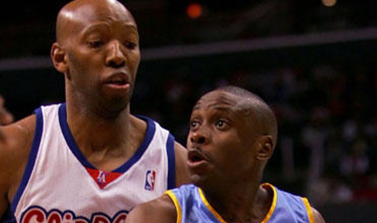 Earl Boykins ("Nuggets") veržiasi pro Sam Cassell ("Clippers")per NBA ikisezonines rungtynes, spalio 27, 2006.