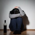 Kas vienija moteris, kurios nebegali atsispirti alkoholiui: priklausomybės simptomai gali būti ir netikėti