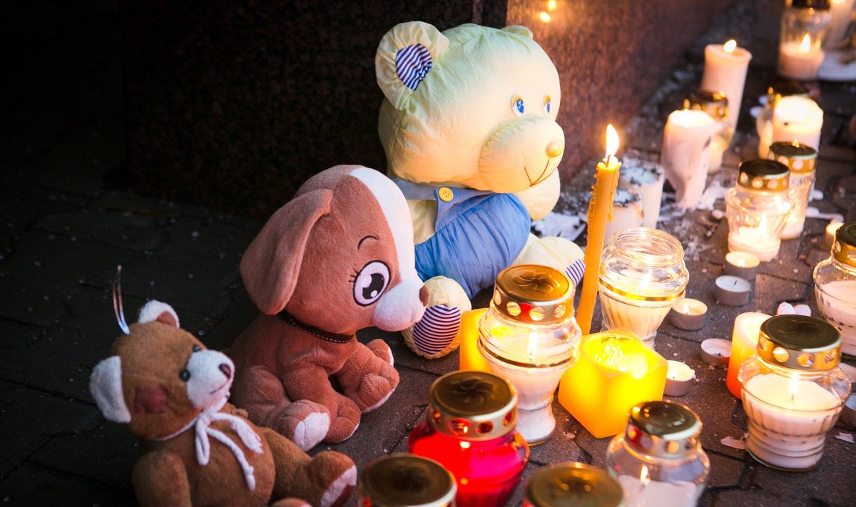 Candles in the front of the Seimas