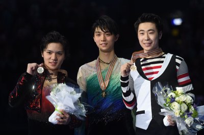 Pasaulio dailiojo čiuožimo čempionato solistų varžybose triumfavo 22-ejų metų japonas Yuzuru Hanyu (viduryje).