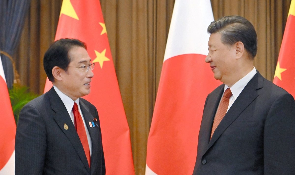  Fumio Kishida, Xi Jinpingas