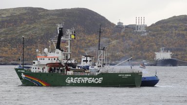 Greenpeace вывела антивоенные лозунги на фасад посольства РФ