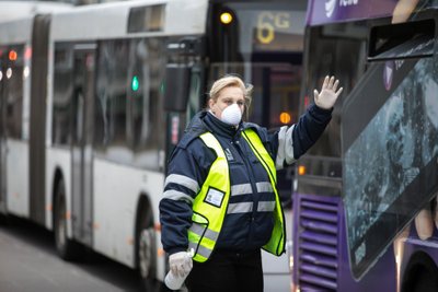 Vilniaus viešojo transporto stotelėse rankų dezinfekcija