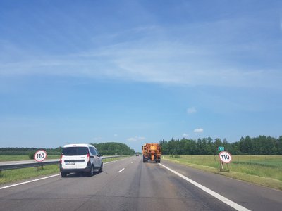 Vasarą barstomi keliai / AB „Kelių priežiūra“ nuotr.