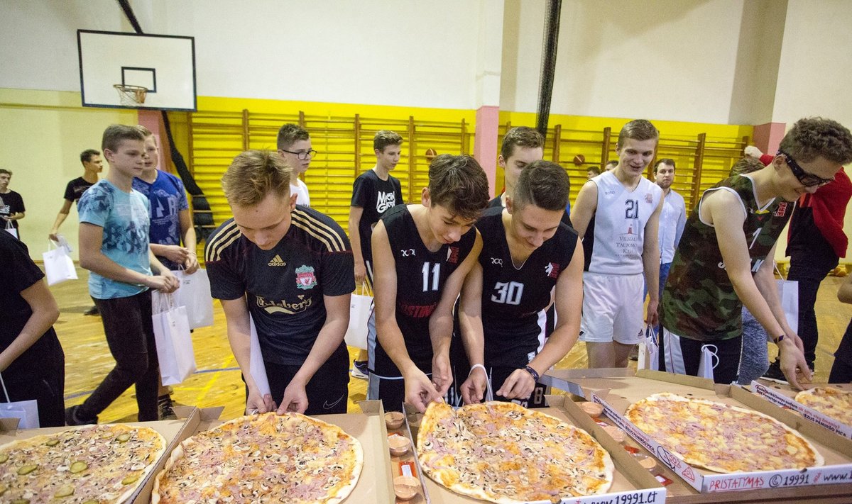 Krepšininkai skanauja picas