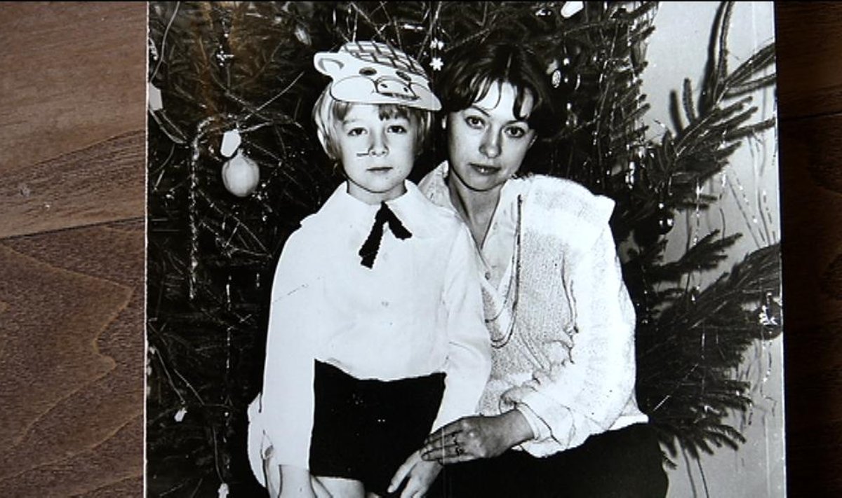 Aistis Mickevičius su mama prie Kalėdų eglutės