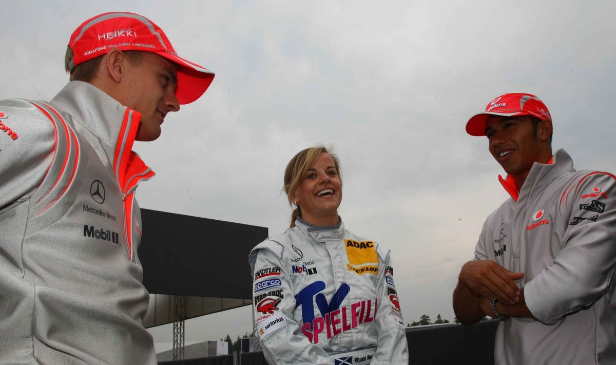 Susy Wolff su Heikki Kovalainenu ir Lewisu Hamiltonu 