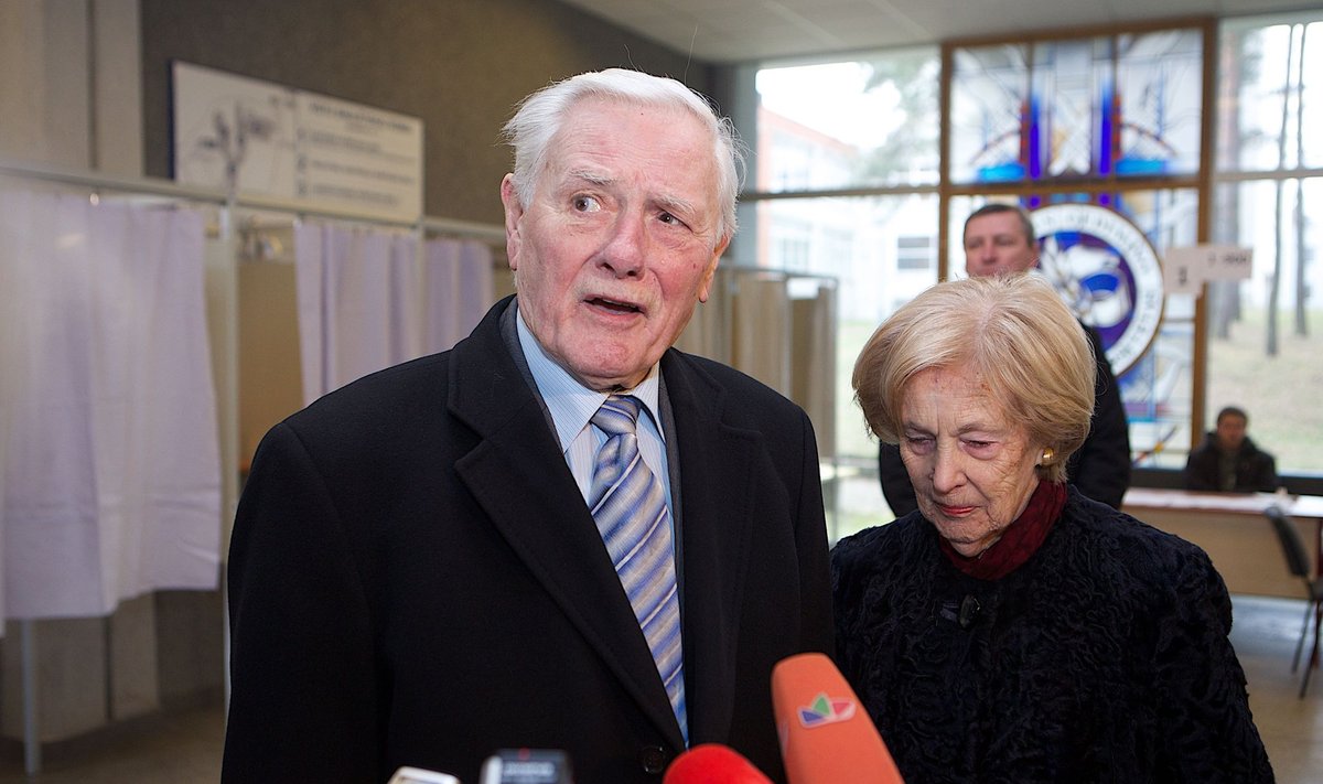Balsuoja kadenciją baigęs prezidentas Valdas Adamkus su žmona Alma Adamkiene