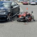 Prie „Depo“ Vilniuje susidūrė „Audi“ ir motociklas: medikai skubėjo motociklininkui į pagalbą