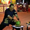Kung Fu meistras pasiekė naują kokosų daužymo pirštu rekordą