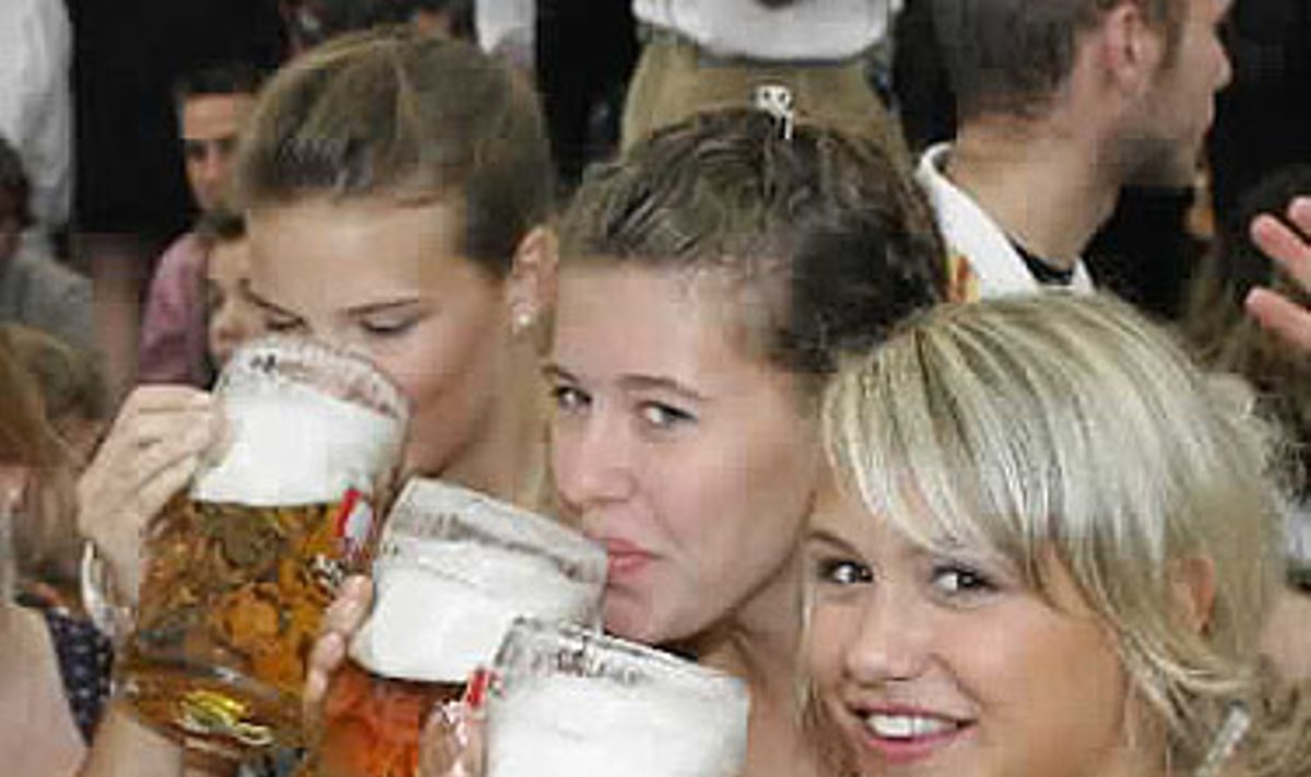 Bavariškais drabužiais vilkinčios merginus gurkšnoja iš litrinių bokalų tradicinėje alaus šventėje Vokietijoje.