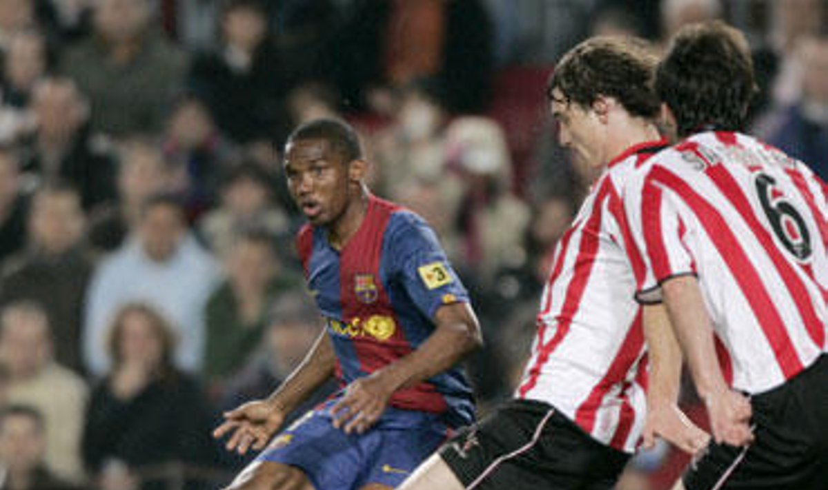 Samuelis Eto'o ("FC Barcelona") veržiasi pro "Athletico" futbolininkus