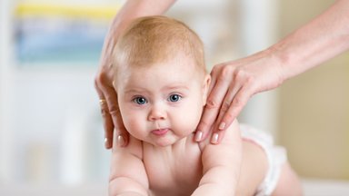 Kūdikių masažas – tai daugiau nei sumažėję pilvo diegliai