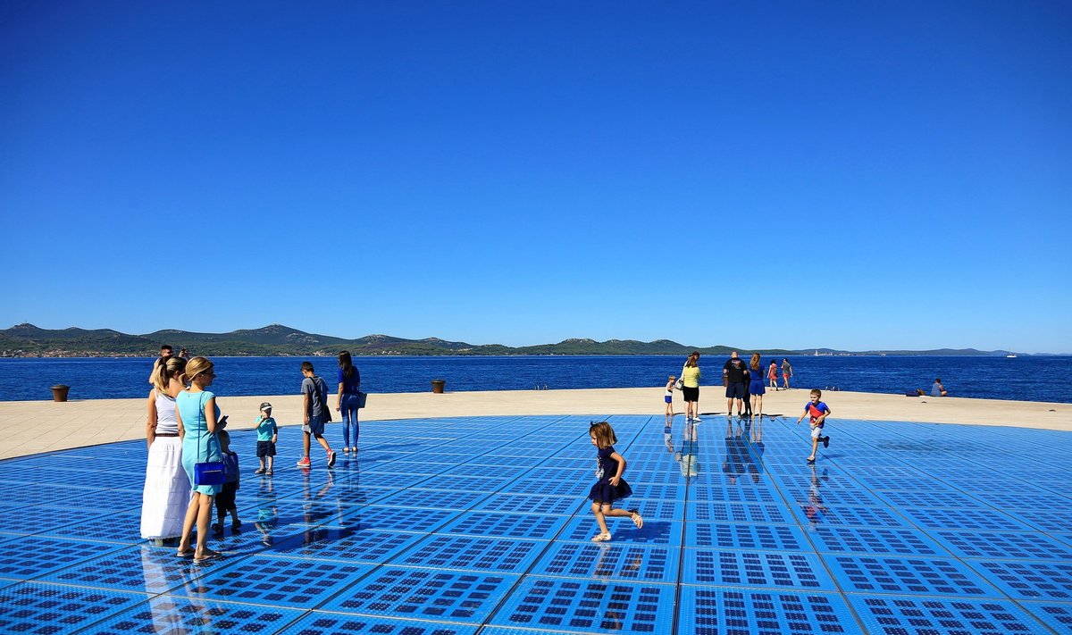 Vis dažniau saulės kolektoriai inkorporuojami į viešąsias erdves kaip meno kūriniai. Skulptūra „Pasveikinimas saulei“, Zadaras, Kroatija