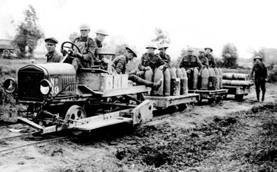 Važiuoti geležinkelio bėgiais pritaikytas „Ford Model T“ į priešakines pozicijas gabena sviedinius per Pirmąjį pasaulinį karą