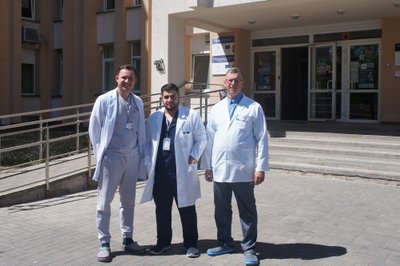 Gydytojai kraujagyslių chirurgai (iš kairės) Tomas Ptašinskas, Mohamad Chamsin  ir anesteziologas Andrius Stankevičius