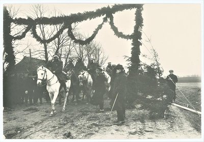 Lietuvos kariuomenė pro „triumfinius vartus”, išpuoštus žolynais, įžengia į Palangą. 1921 m. kovo 31 d.  Lietuvos centrinis valstybės arch.