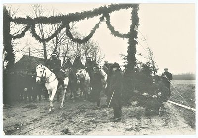 Lietuvos kariuomenė pro „triumfinius vartus”, išpuoštus žolynais, įžengia į Palangą. 1921 m. kovo 31 d. Lietuvos centrinis valstybės arch.