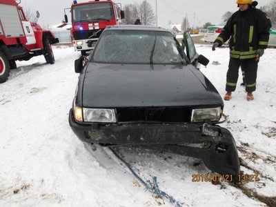 Pravieniškių kaime ugniagesiai iš griovio traukė "Audi"