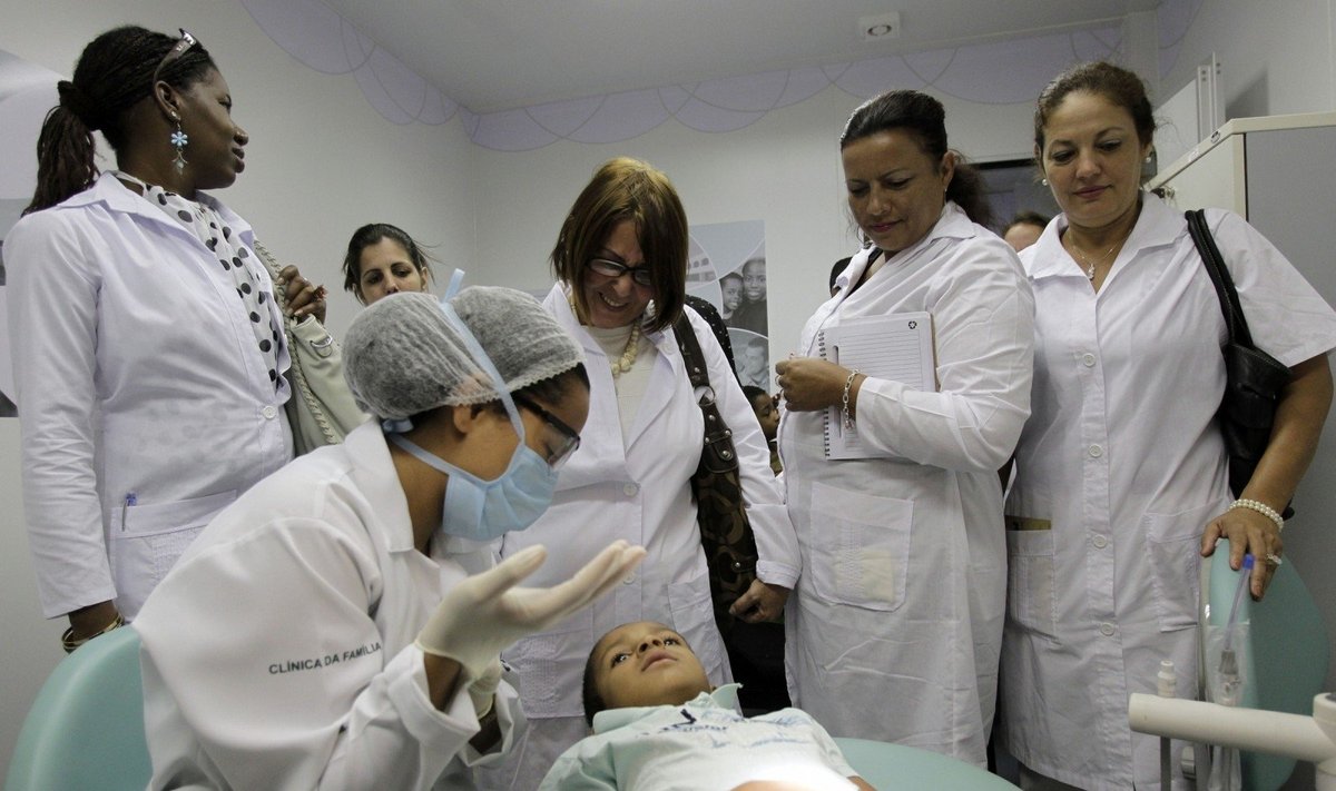Gydytojai iš Kubos apmoko Brazilijos odontologą